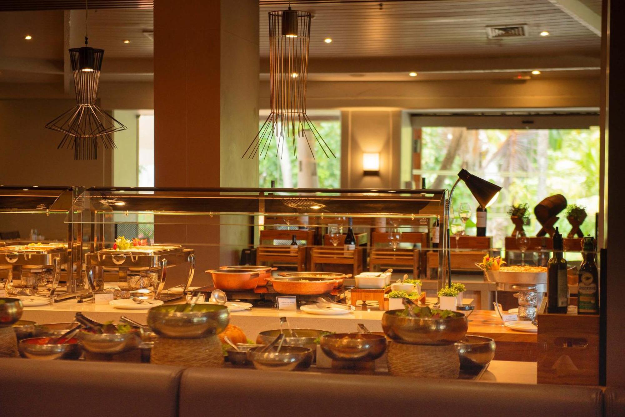Hotel Deville Prime Salvador Eksteriør bilde A buffet at a restaurant