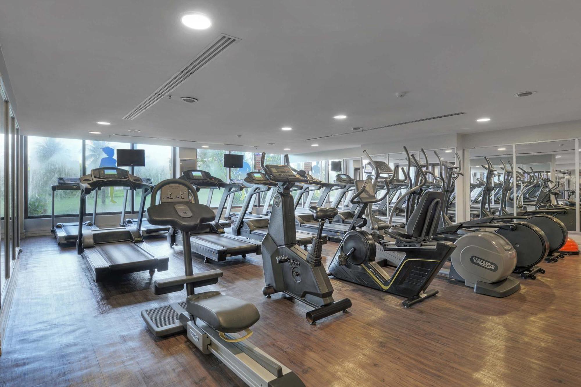 Hotel Deville Prime Salvador Eksteriør bilde The gym at the hotel