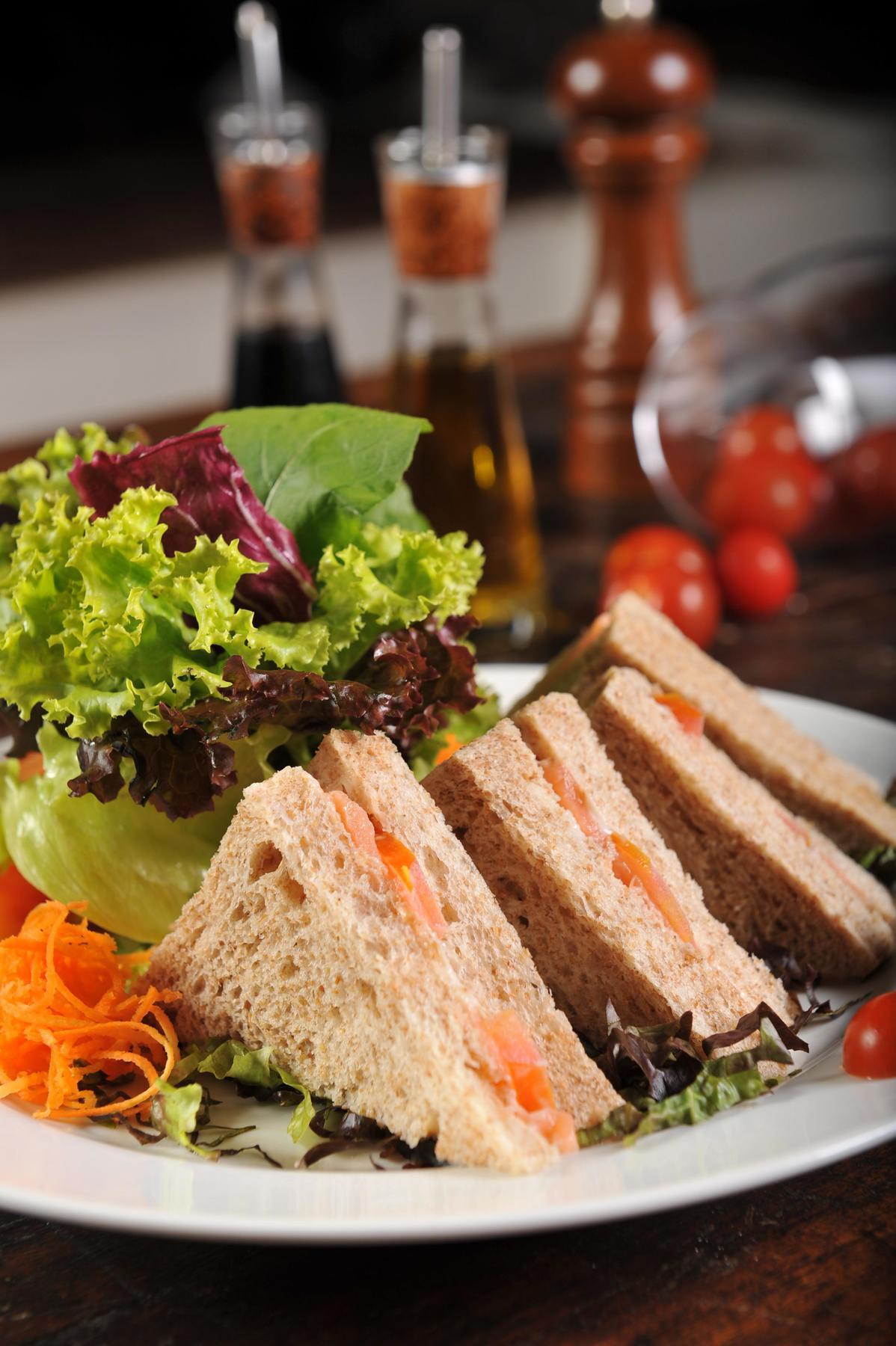 Hotel Deville Prime Salvador Eksteriør bilde A salad and a sandwich