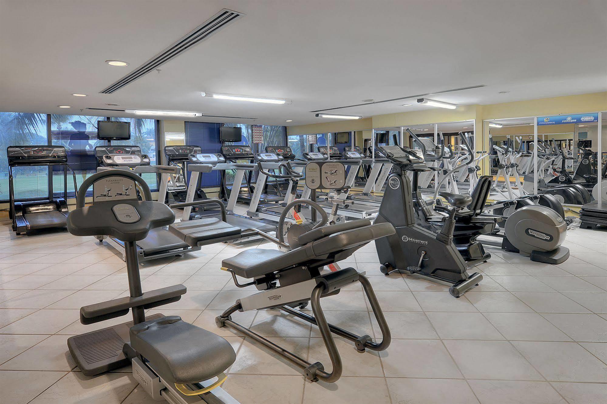 Hotel Deville Prime Salvador Eksteriør bilde A gym at the hotel