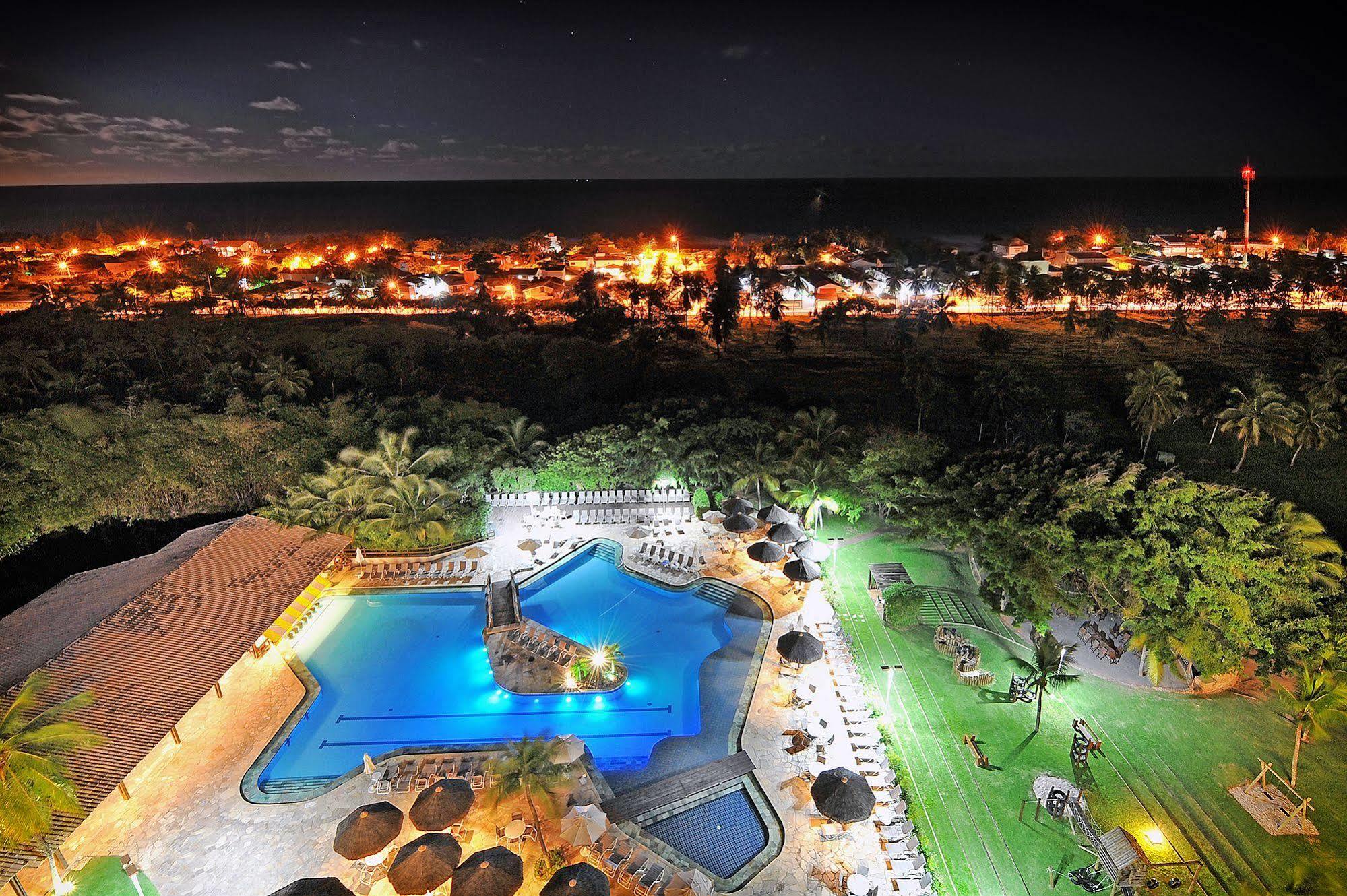 Hotel Deville Prime Salvador Eksteriør bilde Aerial view of the resort at night